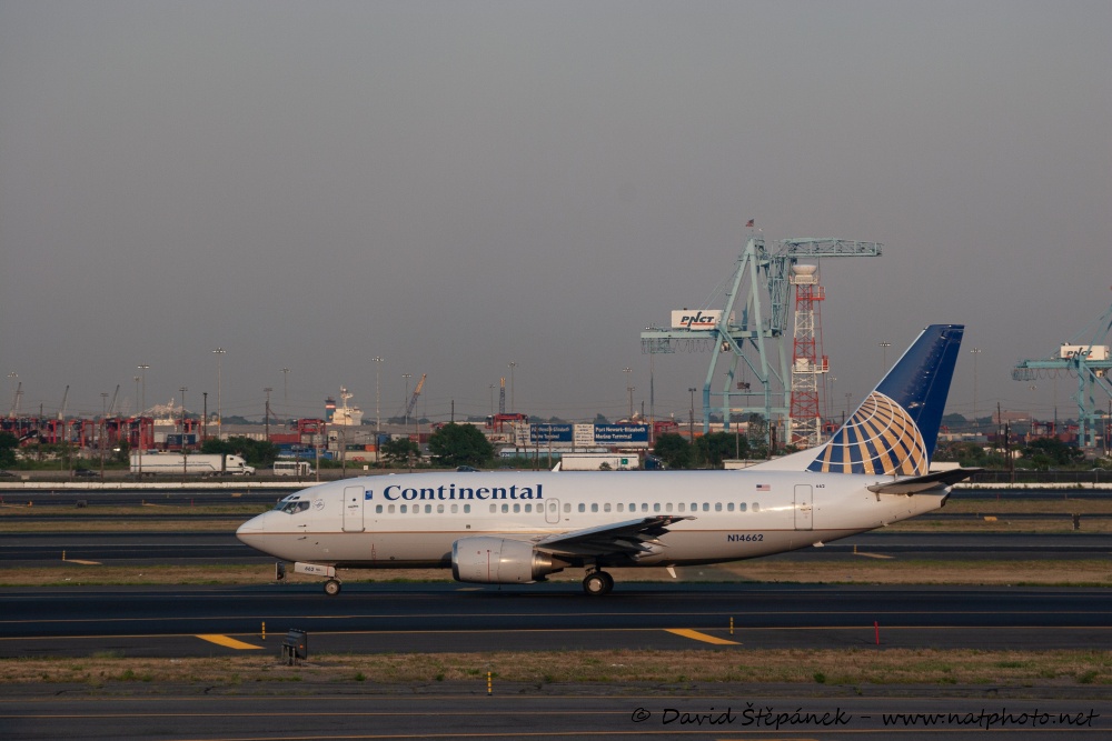 Boeing 737-524 (CONTINENTAL AIR LINES)