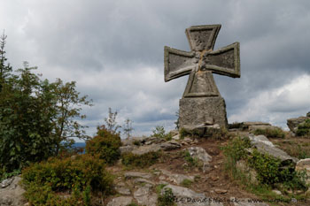kamenný kříž u rozhledny Štěpánka